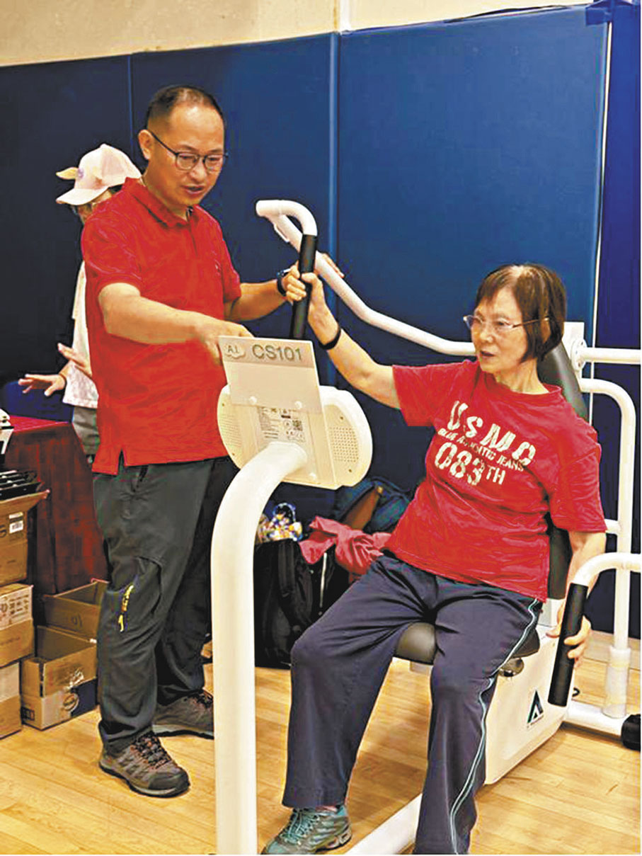 ◆麗港城關愛隊舉辦長者AI健體同樂日，體驗AI健身器材。 團體供圖