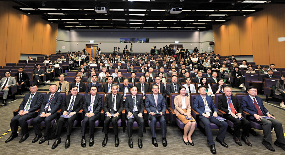 ◆第一排左三起：王曦、白春禮、梁振英、張翔、陳茂波、盧新寧出席「2024大灣區科學論壇─香港論壇」。政府新聞處