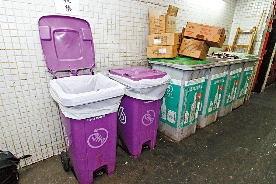 ◆商場物管公司的清潔工人手不足，部分廚餘堆積。