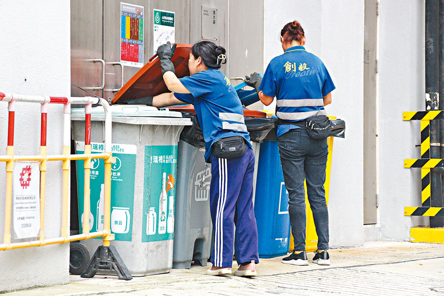 ◆連翠邨參與「先行先試」後，清潔工人工作量增加。