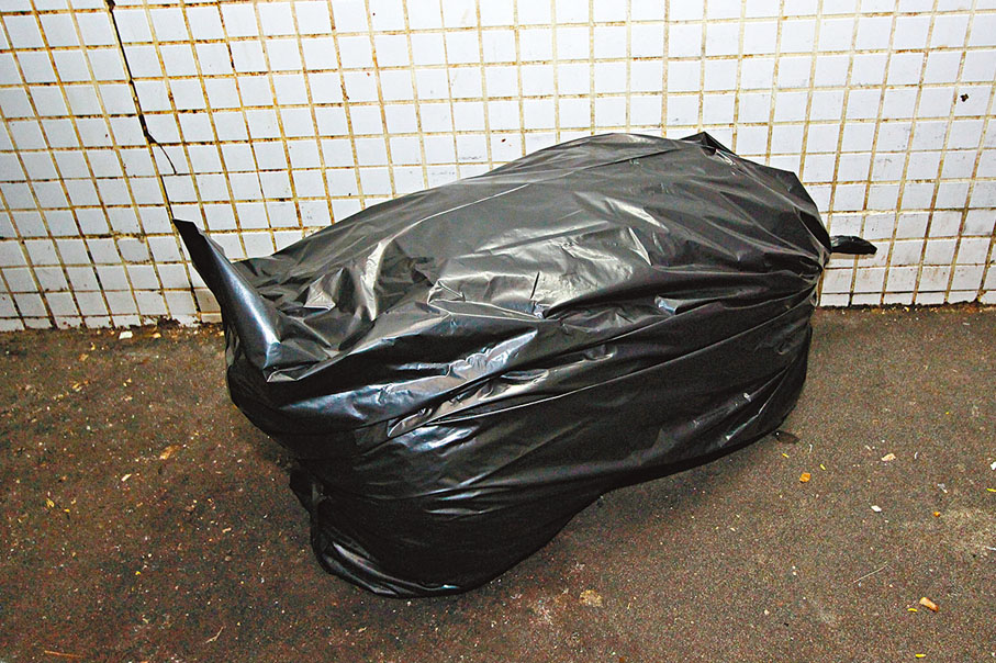 ◆商場仍有商戶繼續使用普通的黑色垃圾袋。