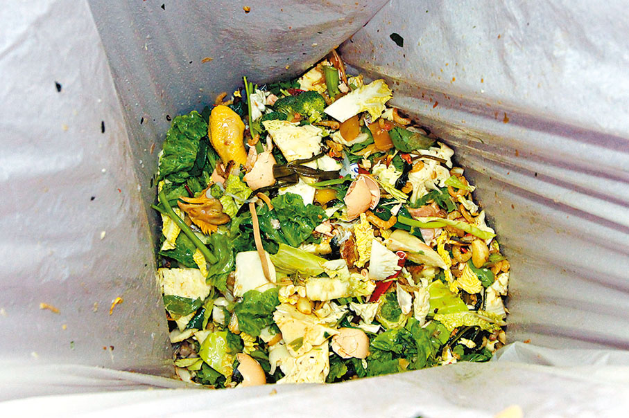 ◆酒樓職員棄置廢物時，要先將尖銳的廚餘揀出，以免刺穿指定垃圾袋。