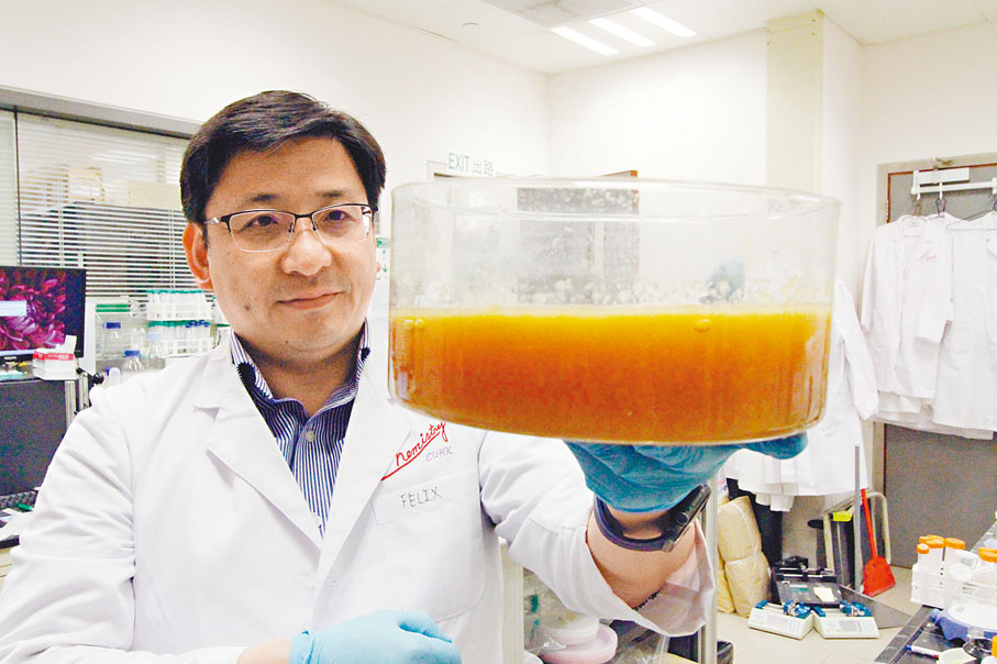 ◆魏濤展示BC薄膜的製作過程 。香港文匯報記者黃艾力  攝