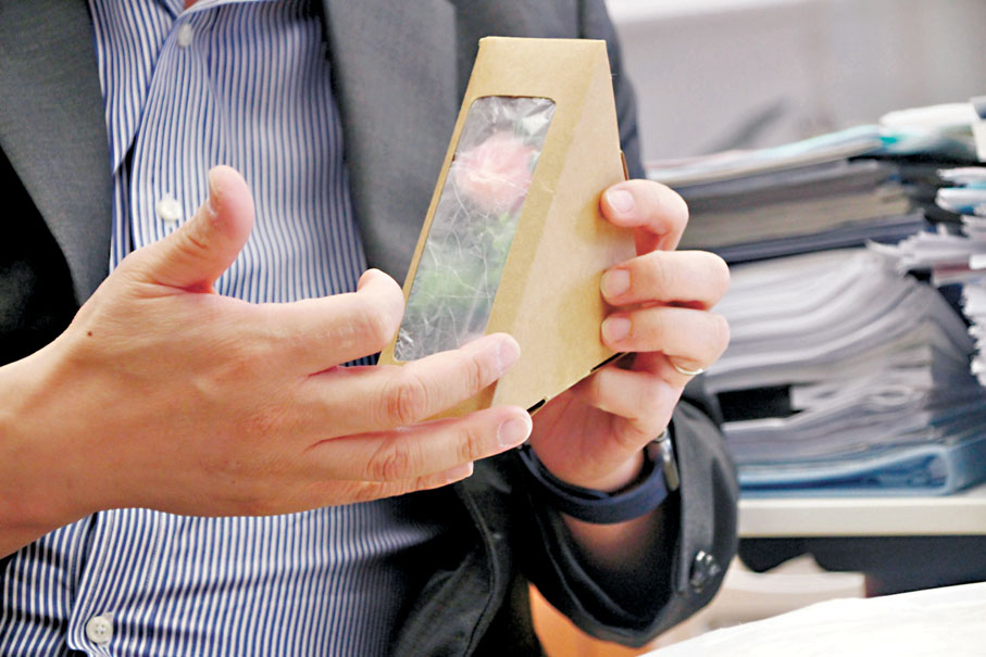 ◆BC薄膜製作而成的可食用包裝膜可用作如三明治等食品的包裝紙。 香港文匯報記者黃艾力  攝