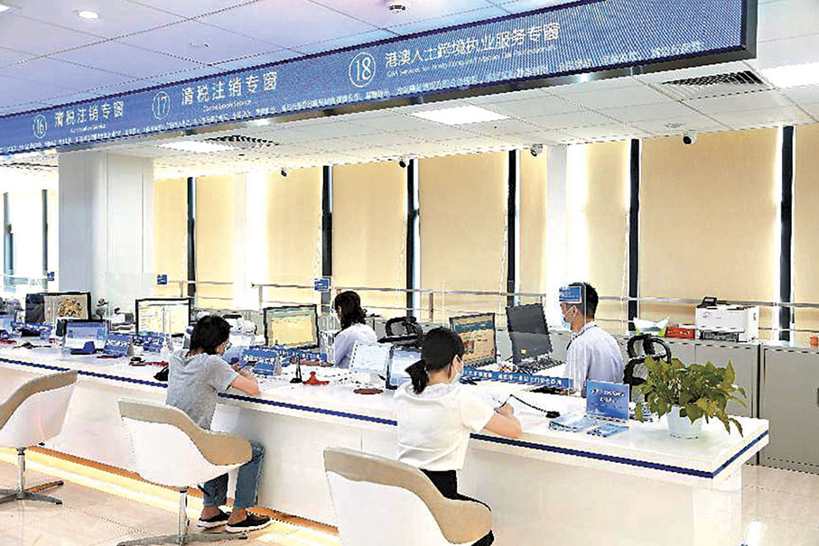 ◆國家稅務總局廣州市南沙區稅務局設立港澳涉稅專業人士服務專窗，為港澳人士提供「一站式」服務。 香港文匯報記者盧靜怡  攝