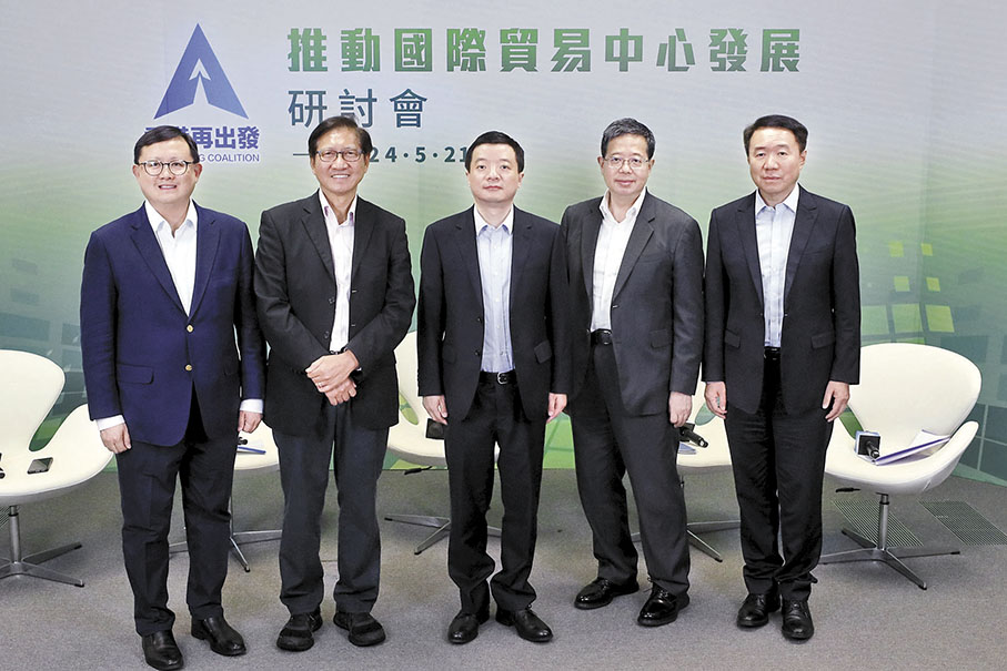 ◆香港再出發大聯盟舉行「推動香港國際貿易中心發展研討會」，左起為英豪、葉澤恩、方舟、張家敏、徐岩。 香港文匯報 記者北山彥  攝