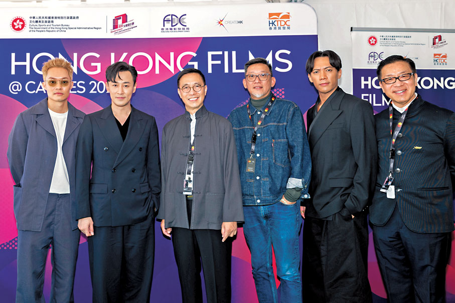 ◆香港文化體育及旅遊局局長楊潤雄與《九龍城寨之圍城》團隊合影。