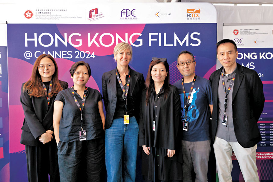 ◆製作人莊淑芳 (左一)及李嘉慧 (左二)、鄧漢強 (右一)等與全球業界人士交流。