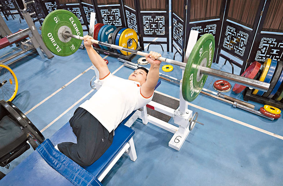 ◆東京殘奧會男子舉重冠軍齊勇凱積極備戰。 新華社