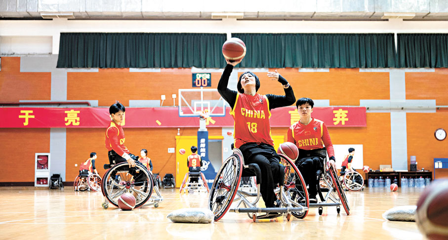 ◆中國女子輪椅籃球隊在訓練中。 新華社