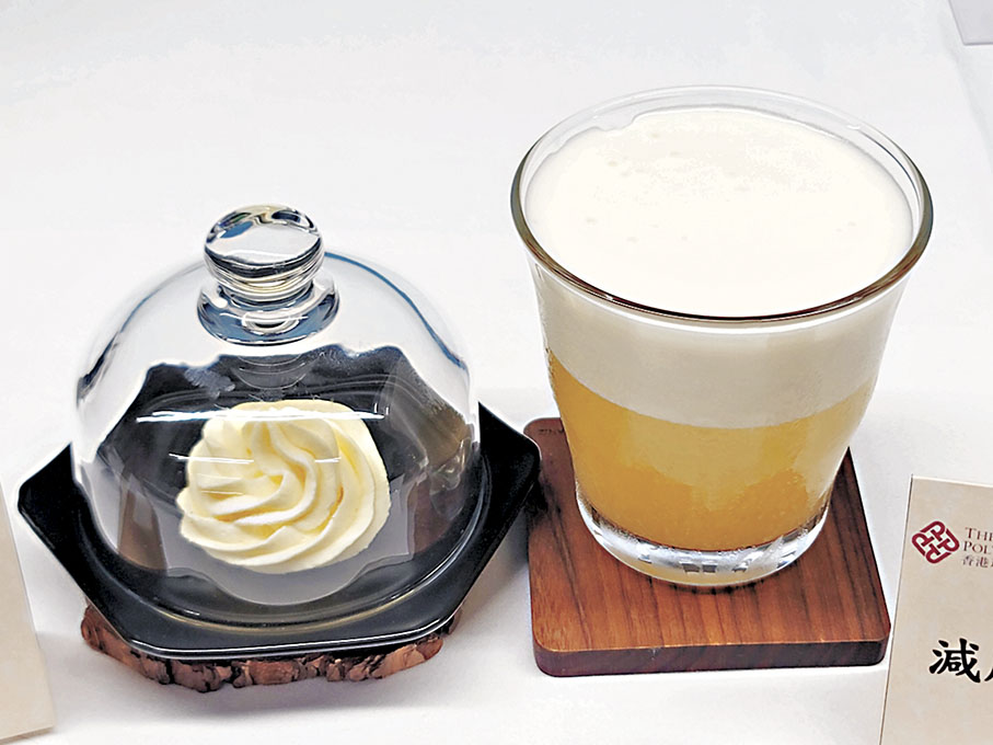 ◆左起：減脂忌廉（唧花）、減脂奶蓋奶茶。 香港文匯報 記者金文博 攝