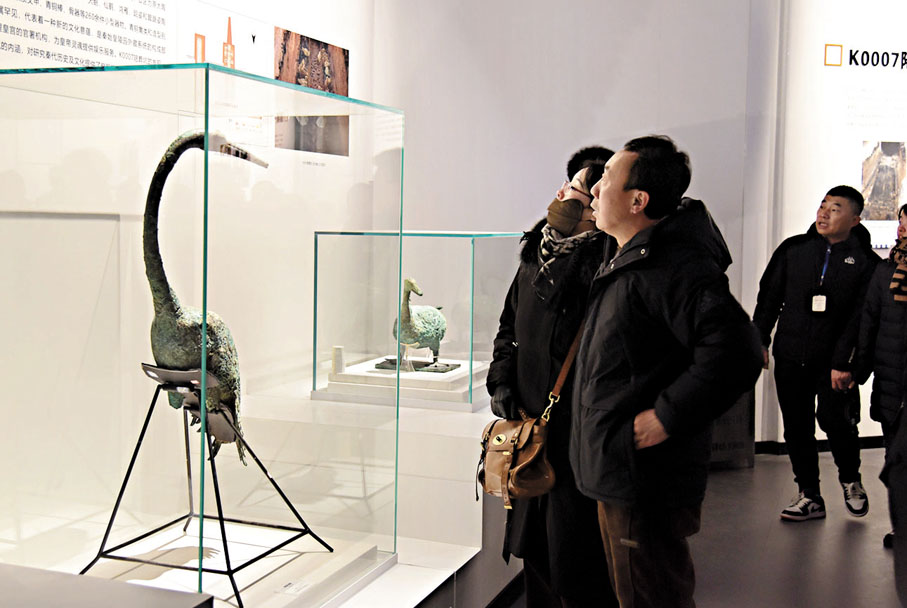 ◆觀眾在參觀展出的青銅水禽文物。 李陽波  攝