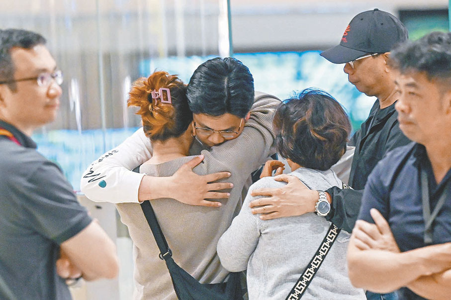 ◆ 事故航班乘客在新加坡樟宜機場與家人相擁。 法新社