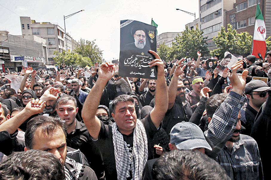 ◆伊朗民眾在德黑蘭參加萊希遺體告別儀式。 法新社