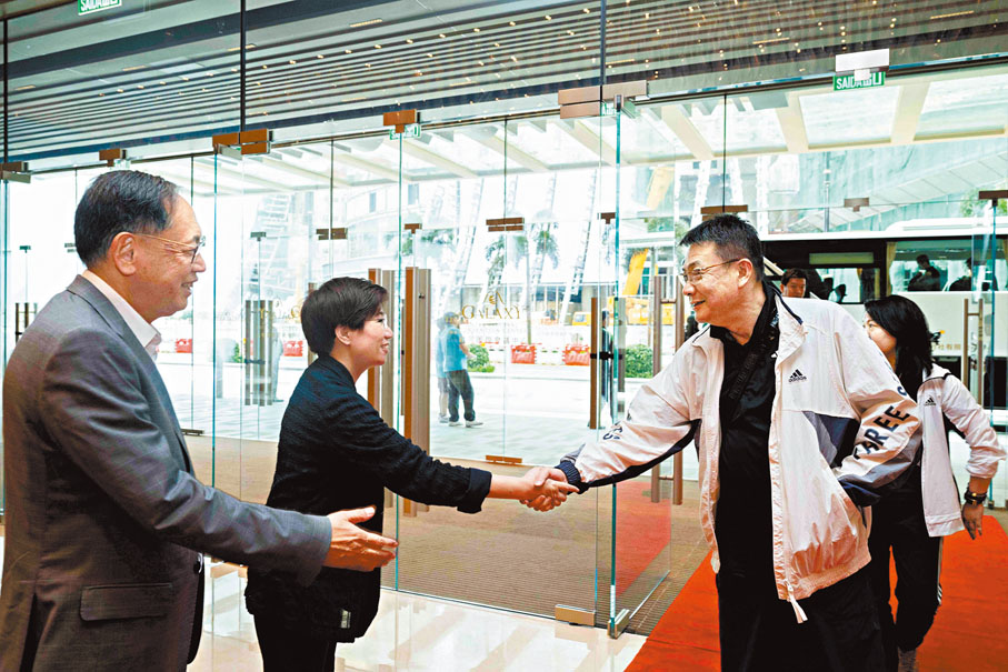 ◆中國女排主教練蔡斌（右）將帶隊爭取奧運入場券。  大會圖片