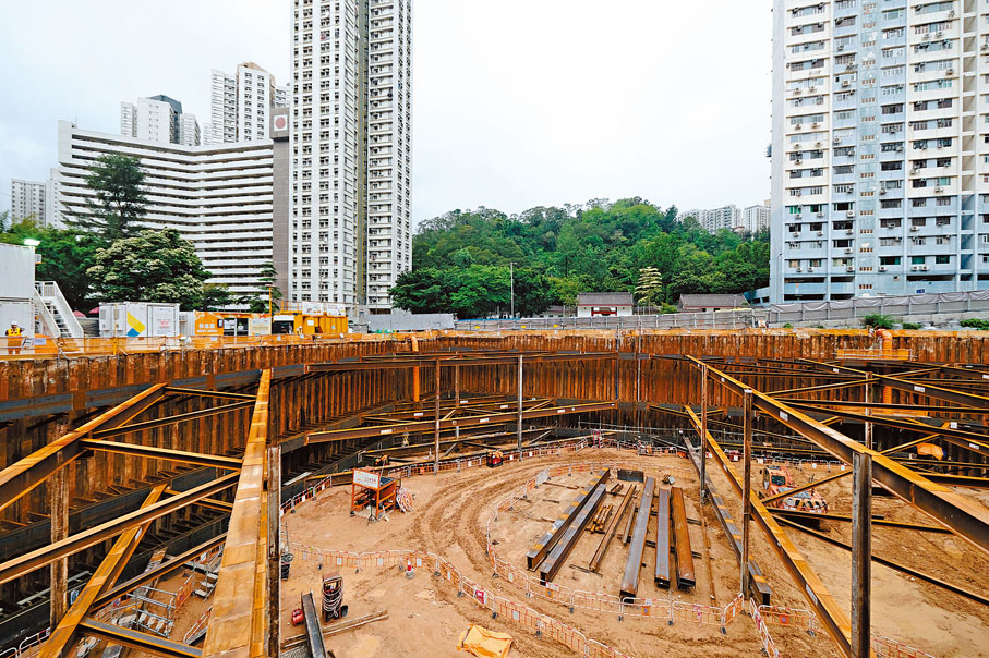 ◆在建中的觀塘秀雅道地下蓄洪池容量約6.4萬立方米、即約等於26個標準泳池,建成後將成為本港第二大蓄洪池。 香港文匯報記者涂穴 攝