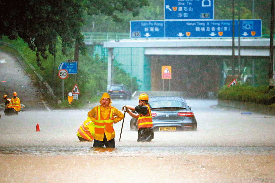 ◆去年9月7日一場超級黑雨,龍翔道東行近蒲崗村道天橋一帶淪為澤國。資料圖片