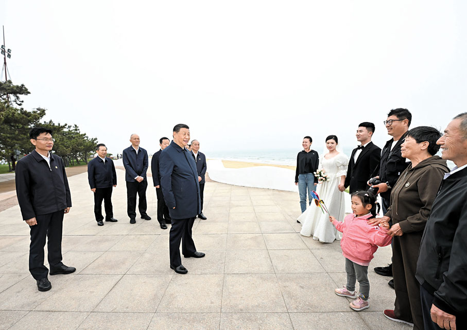 ◆5月22日下午,習近平在陽光海岸綠道了解當地加強海岸線生態保護修復、提高人民生活品質等情況。 新華社