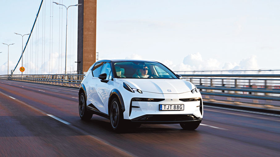 ◆極氪X在歐洲市場深受消費者喜愛。圖為極氪X在歐洲公路上行駛。香港文匯報浙江傳真