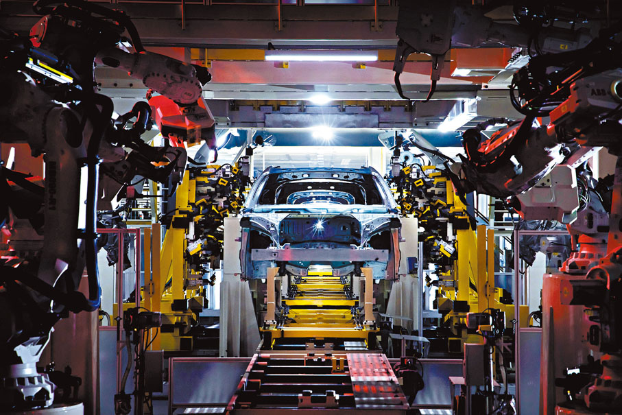 ◆極氪智慧工廠焊裝車間。圖為熱融自攻絲並螺接的冷成型工藝。 香港文匯報浙江傳真