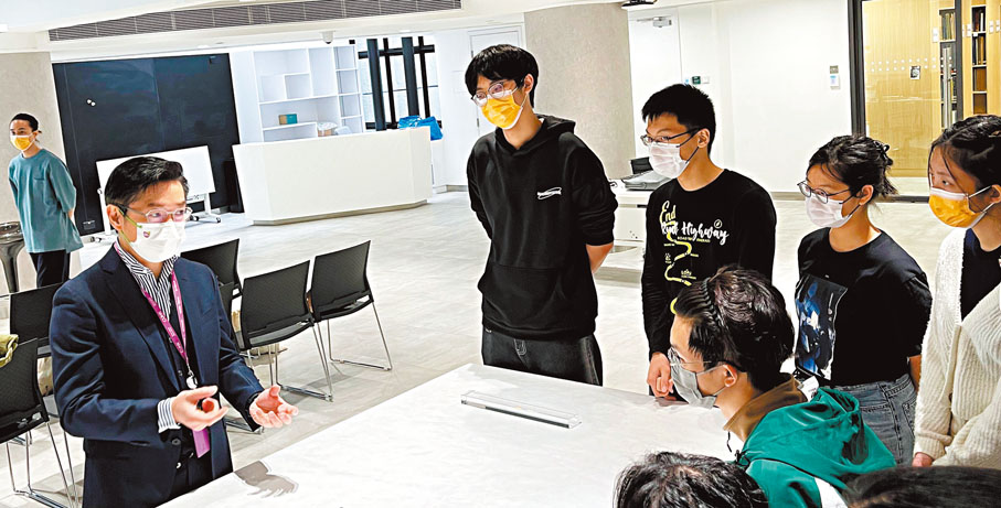 ◆中大醫學院院長趙偉仁（左一）為學生上課。中大圖片