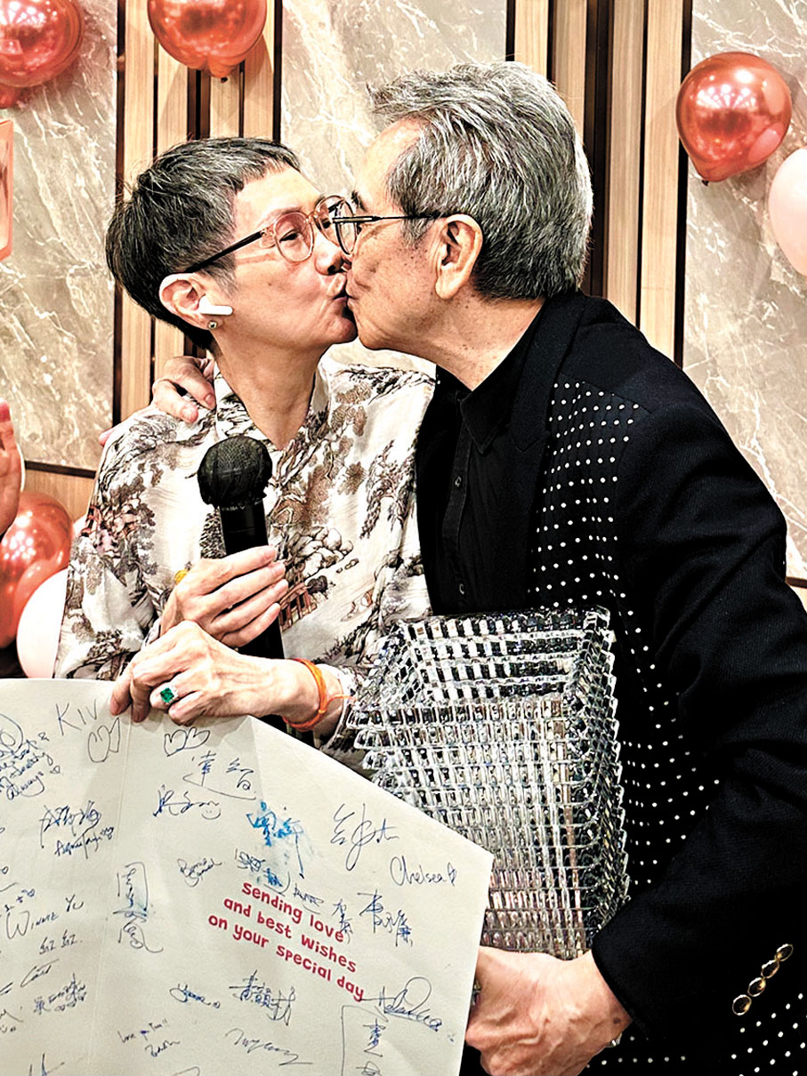 ◆資深藝人姜大衛與李琳琳夫婦金婚慶典，嘉賓們熱烈祝賀，開懷暢飲。 作者供圖