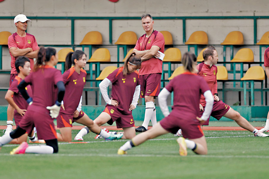 ◆中國女足新任主教練米利西奇帶隊訓練。 中新社
