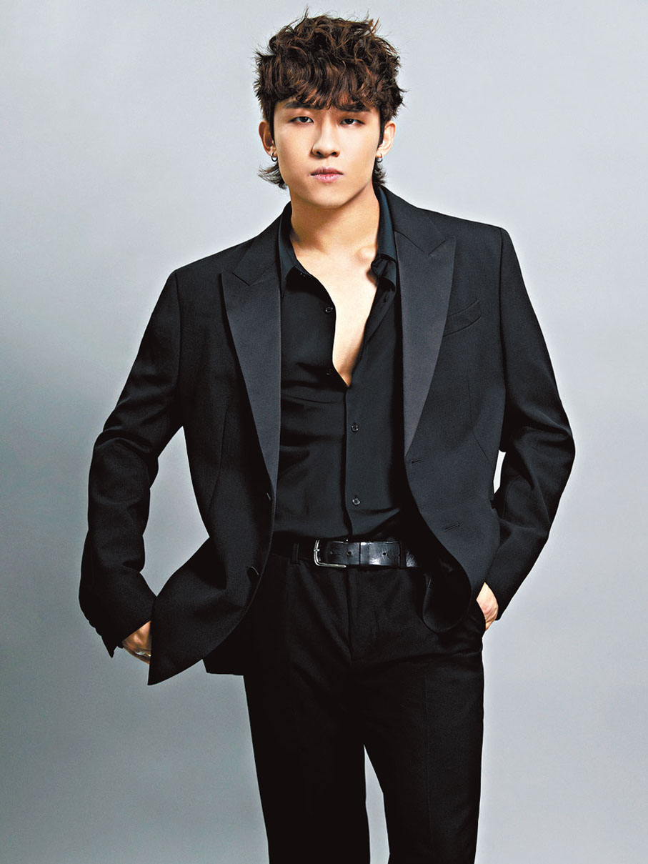 ◆陳毅燊穿西裝半露胸肌。