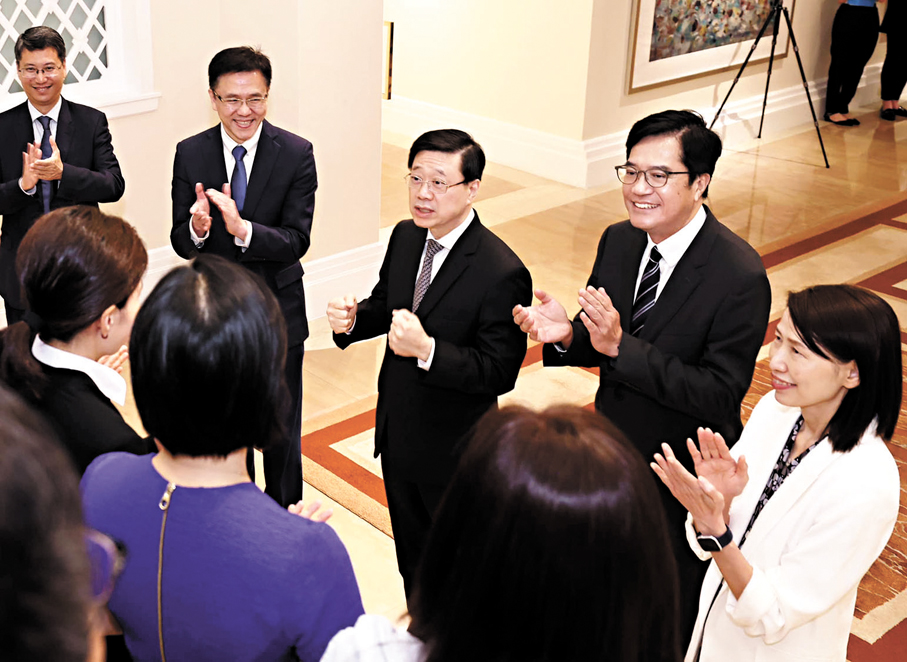 ◆李家超於去年6月在禮賓府與即將前赴北京參與載荷專家複選的候選人會面，其中包括多名女性候選人。 資料圖片