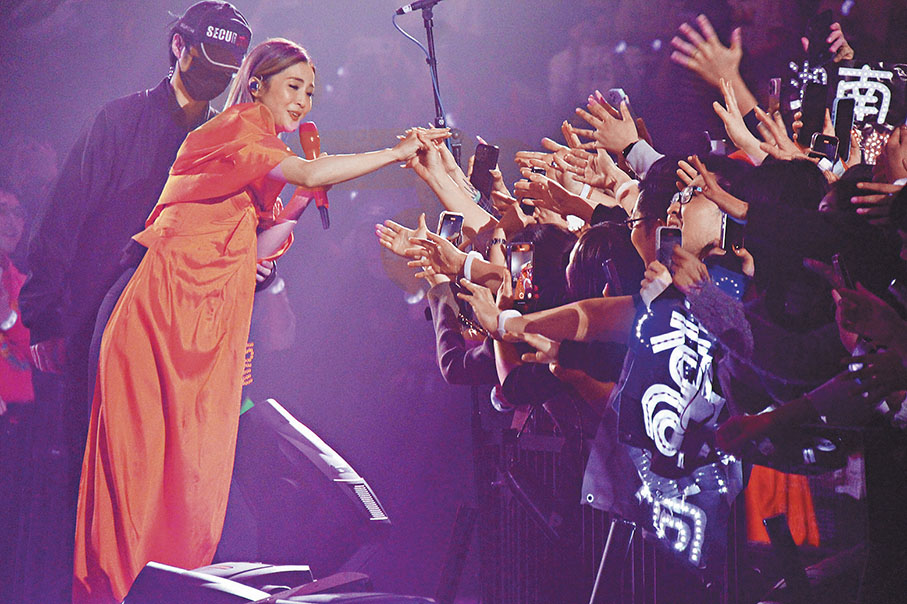 ◆握手互動是歌迷到紅館睇騷最期待的環節。