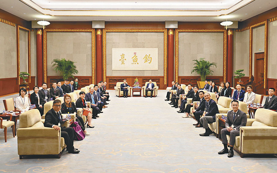 ◆5月24日下午，國務院港澳事務辦公室主任夏寶龍在北京會見了湯家驊率領的「民主思路」香港政治及行政學苑學生北京交流團。 國務院港澳辦網站圖片