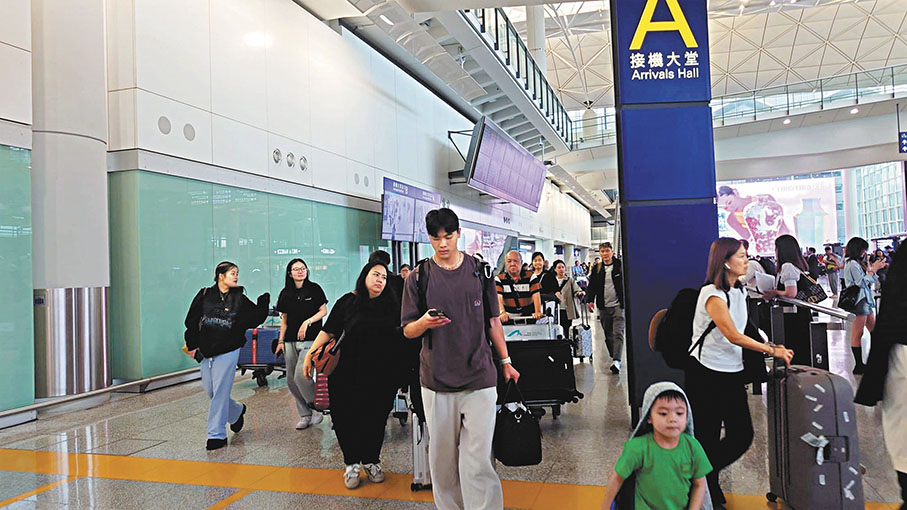 ◆香港國際機場昨日抵港旅客絡繹不絕。 香港文匯報記者劉明 攝