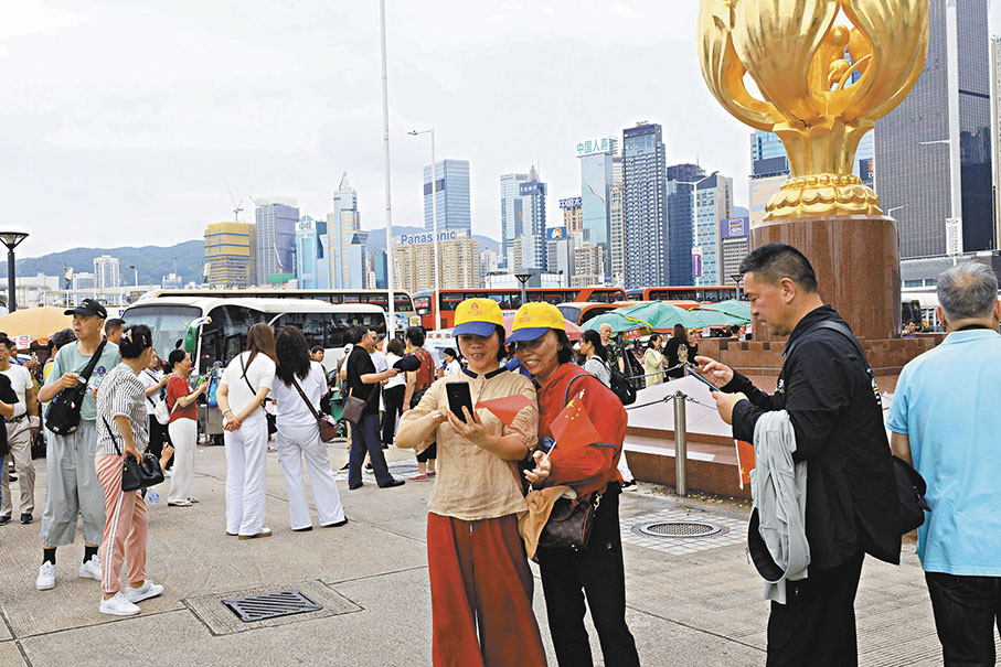 ◆金紫荊廣場昨日有不少內地遊客。 香港文匯報記者北山彥 攝