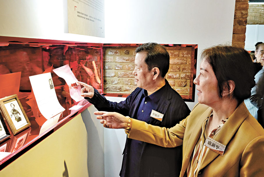 ◆李敬澤（左）、盧新寧參觀展覽中的張愛玲舊相和學生證。大公文匯全媒體記者蔡文豪 攝