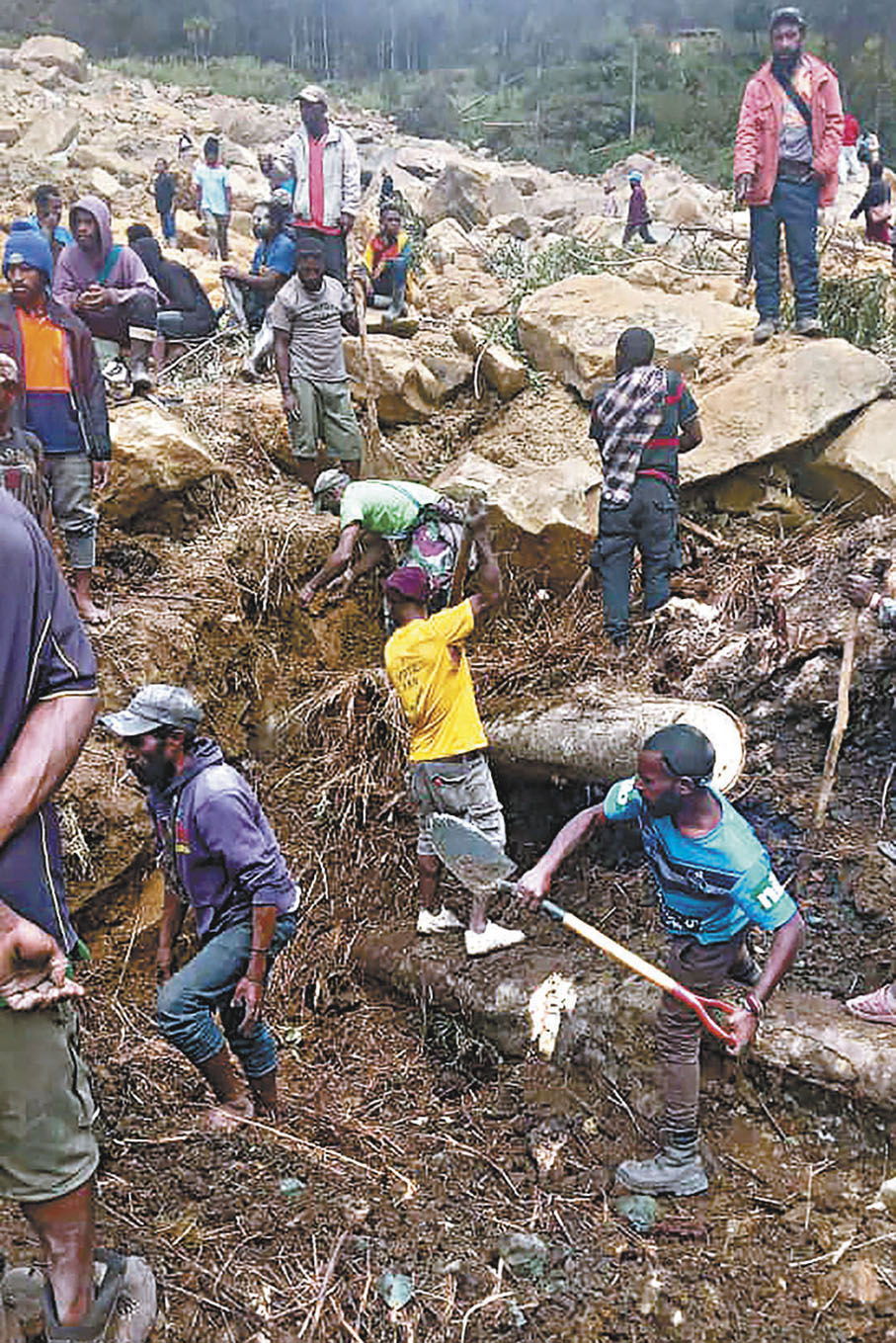 ◆人們在穆利塔卡村山泥傾瀉現場進行挖掘。  法新社