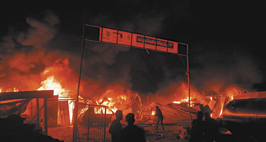 ◆以軍空襲拉法巴人「安全區」造成大火。 路透社