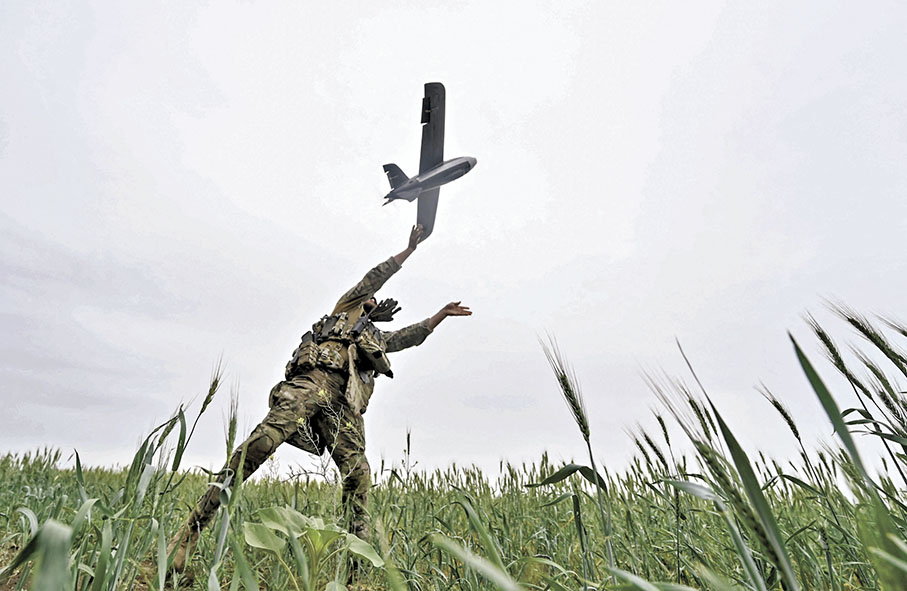 ◆俄烏衝突持續。圖為一名烏軍在發放無人機。 路透社