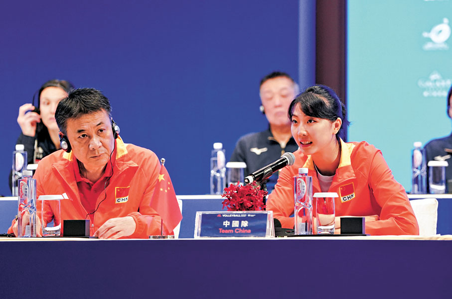 ◆中國女排教練（左）與隊長袁心玥昨出席賽前記者會。