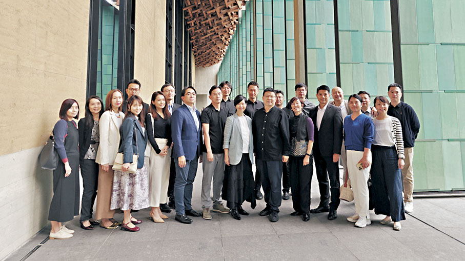 ◆何永賢一行參觀杭州國家版本館。