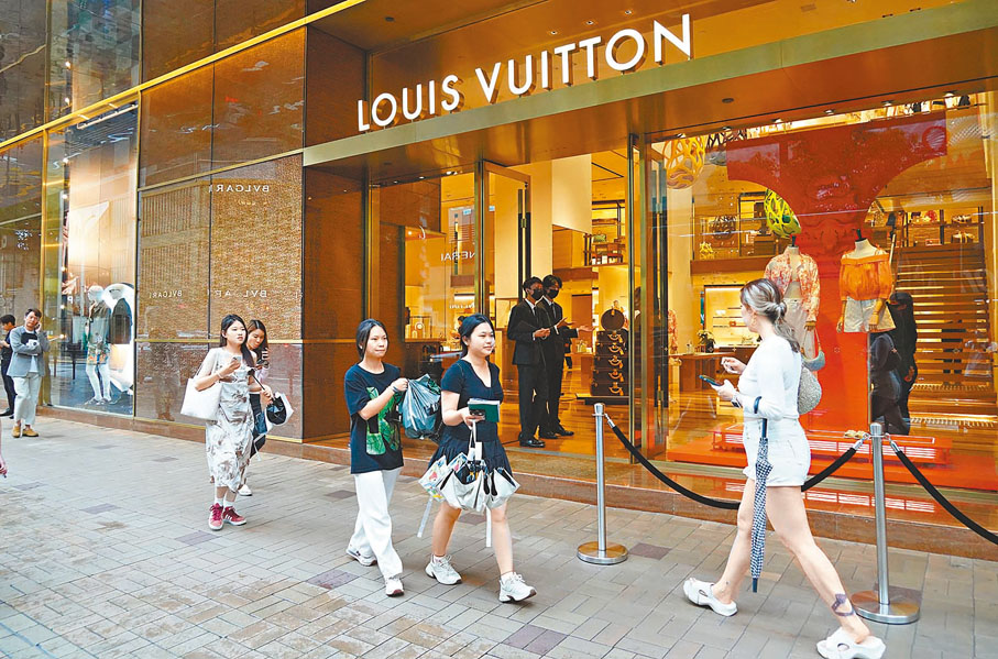 ◆4月份零售業總銷貨價值按年跌14.7%。香港文匯報記者曾興偉 攝