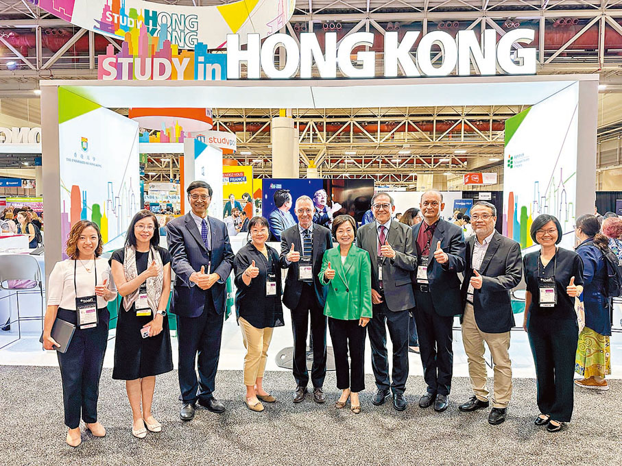 ◆蔡若蓮（右五）及鄧特抗（右四）在香港館與參展的大學代表合照。