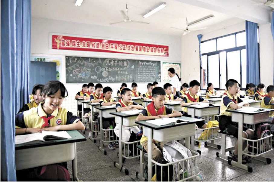 ◆近日，在四川省南充市嘉陵區之江小學，學生在課堂上朗讀課文。 網上圖片