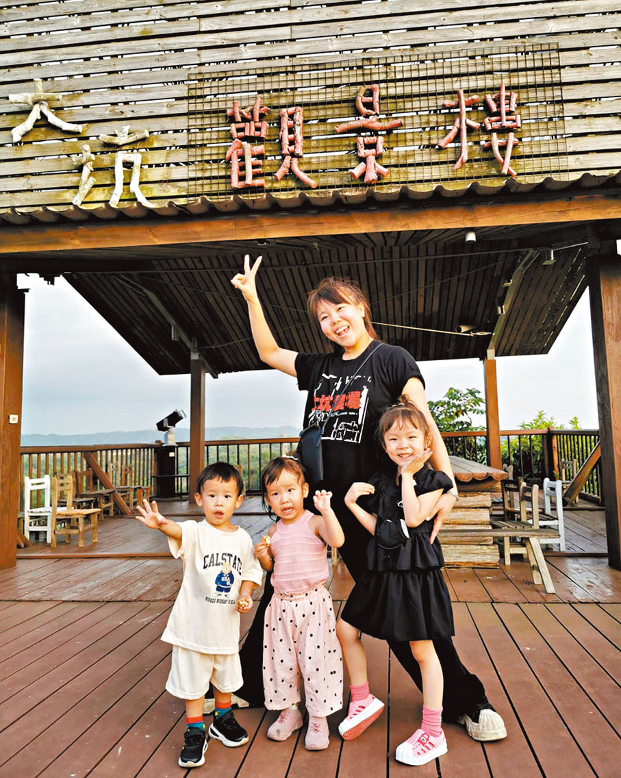 ◆二姊帶着三個寶貝陪伴遊覽大坑觀景樓。