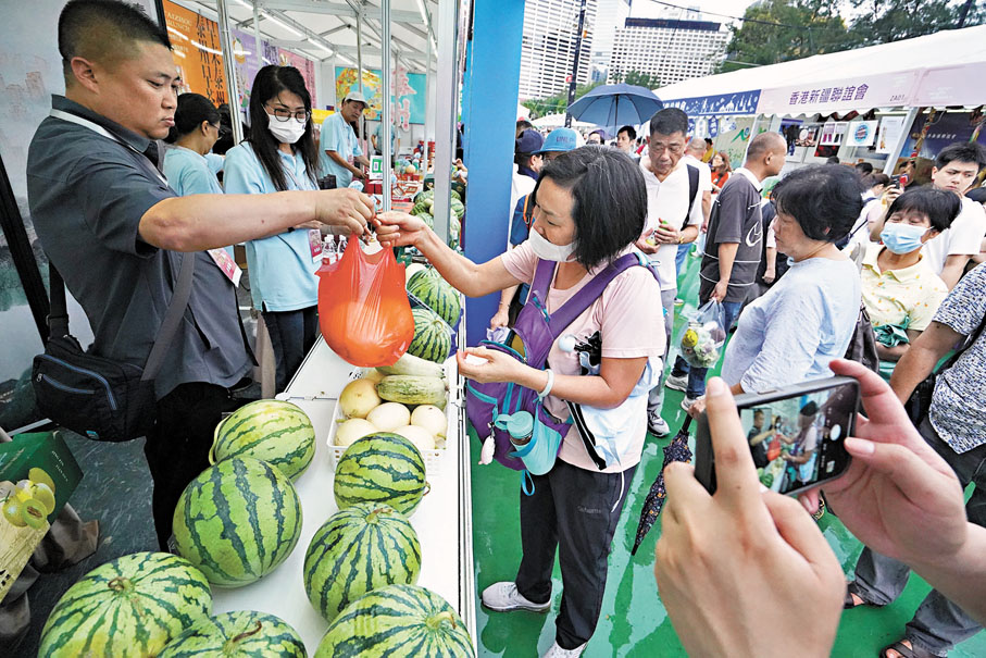 ◆西瓜熱賣　香港文匯報記者曾興偉 攝