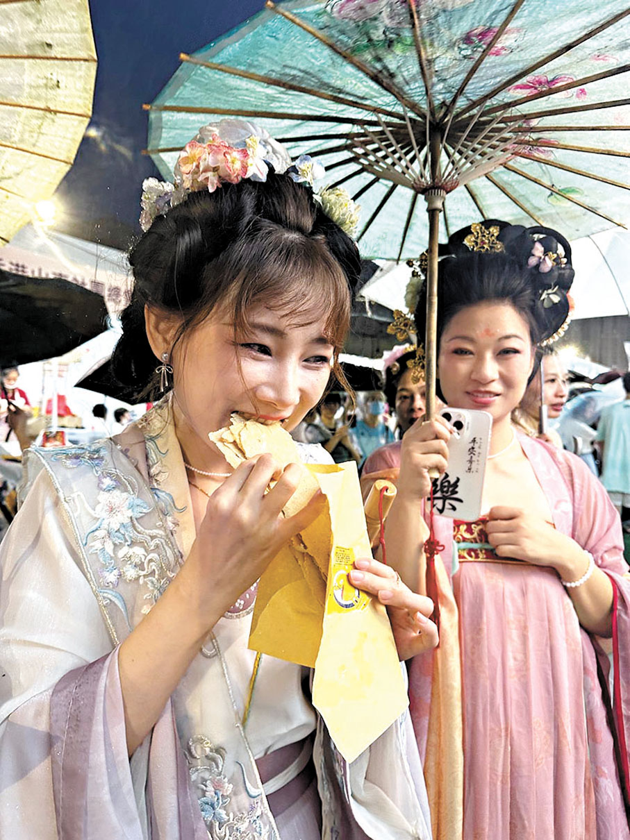 ◆山東姑娘王小姐（左）被吸引過來品嘗家鄉美食。 香港文匯報記者胡恬恬  攝