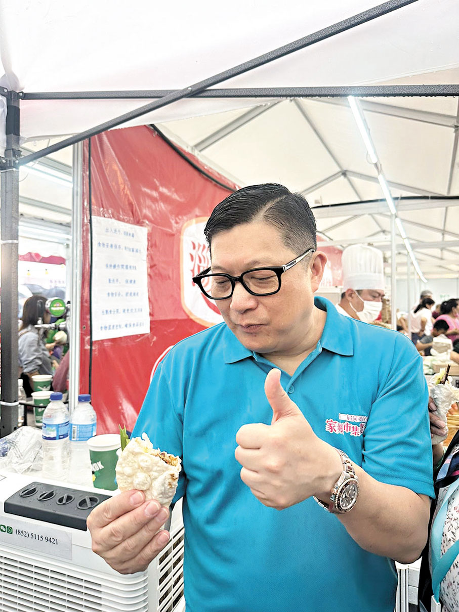 ◆鄧炳強讚好淄博燒烤。香港文匯報記者藍松山  攝