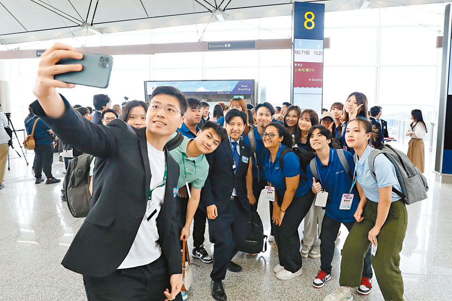 ◆昨天上午，C919飛抵香港接載港生，眾人難掩興奮之情。香港文匯報記者黃艾力  攝