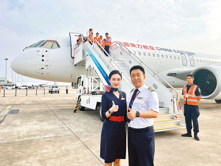 ◆機長與乘務長飛抵上海後在機前留影。 香港文匯報記者夏微  攝