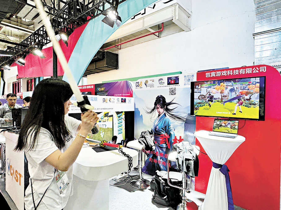 ◆觀眾現場體驗互動裝置。香港文匯報記者連慜鈺  攝