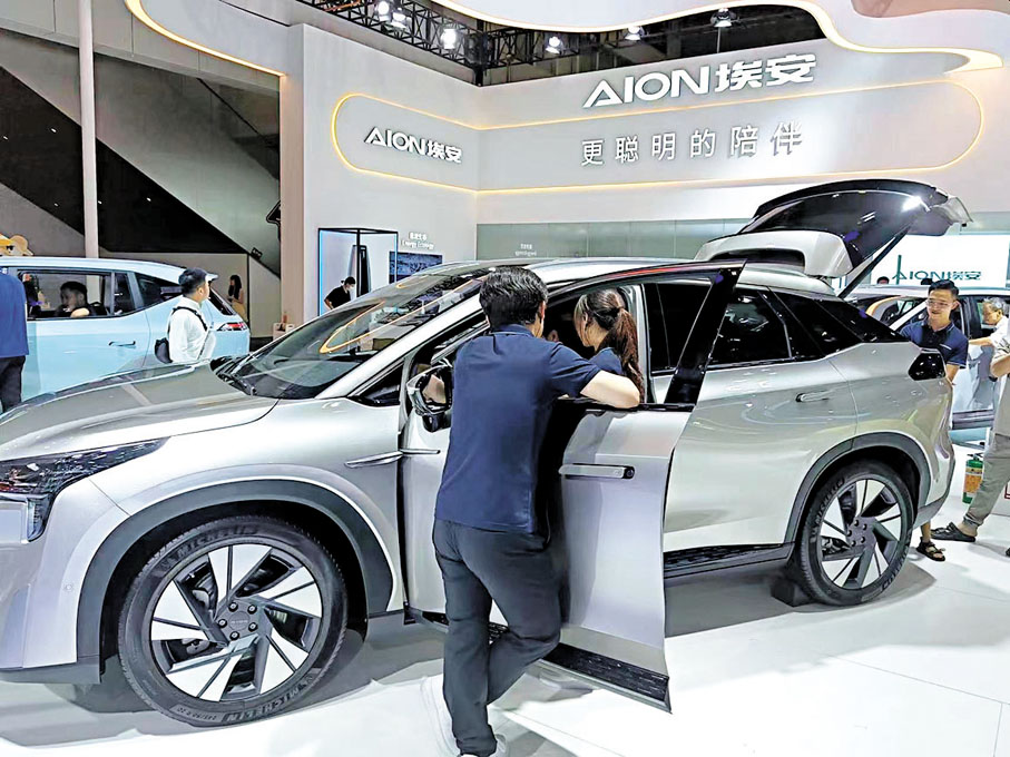 ◆許多參觀人士觀看廣汽埃安新能源車  香港文匯報記者李昌鴻 攝